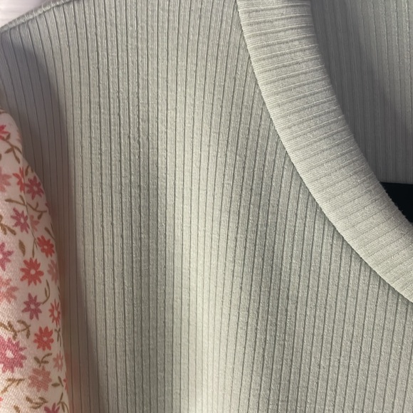 Beautiful sage green ribbed top with floral flutter sleeves NWOT - Picture 5 of 7